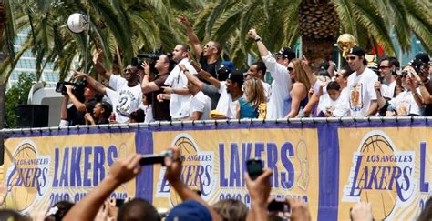 Fans line up for Lakers victory parade