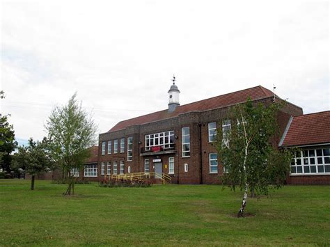 Manor Junior School - main building © Stephen Craven cc-by-sa/2.0 ...