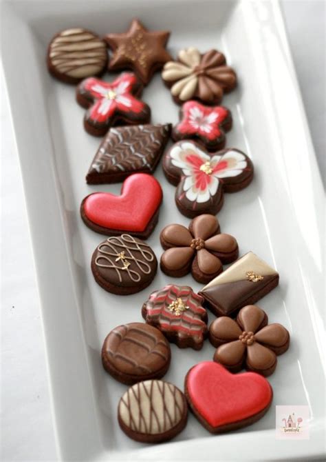 (Video) Simple Valentine Box of Chocolates Decorated Cookies | Sweetopia