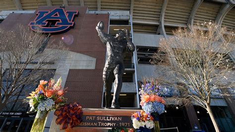 Pat Sullivan, Auburn legend and Heisman Trophy winner, dies