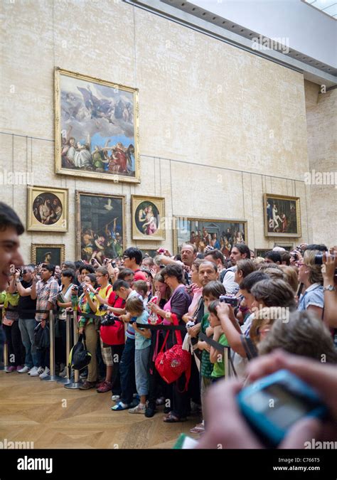 Mona lisa louvre crowds hi-res stock photography and images - Alamy