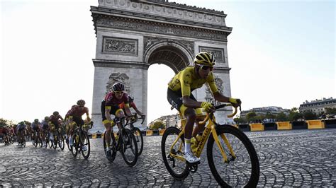 Tour de France : les supporters attendent le peloton sur les Champs-Élysées