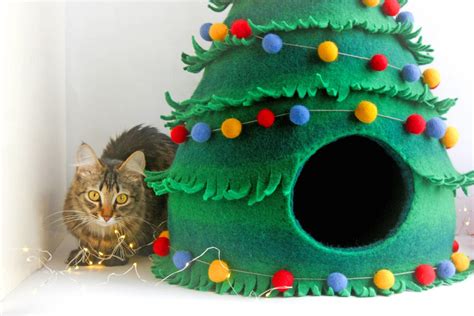 This Christmas Tree Cat Bed Is The Perfect Napping Spot For Your Pet ...