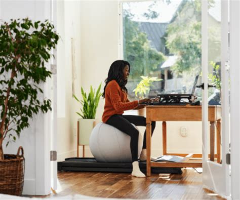 5 Benefits of A Yoga Ball Office Chair While You Work