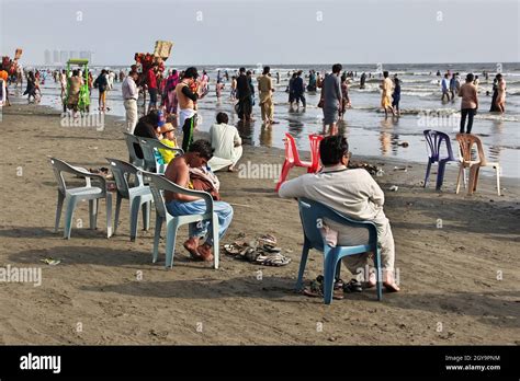 Lifestyle in Clifton Beach in Karachi, Pakistan Stock Photo - Alamy