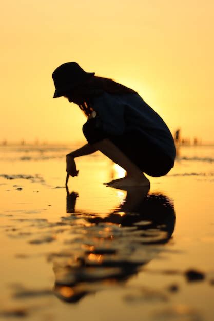 Premium Photo | Silhouette woman on beach