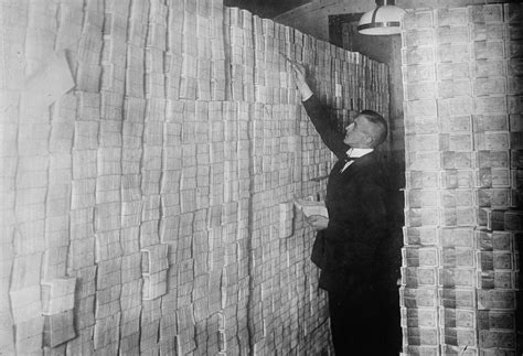 Using banknotes as wallpaper during German hyperinflation, 1923 - Rare Historical Photos