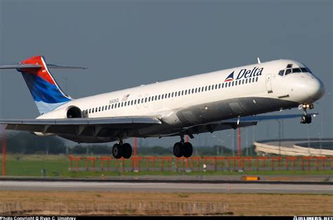 Delta MD-80 | Vintage aircraft, Delta airlines, Douglas aircraft