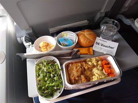 What Airplane Food Looks Like On Different Airlines - WorldAtlas