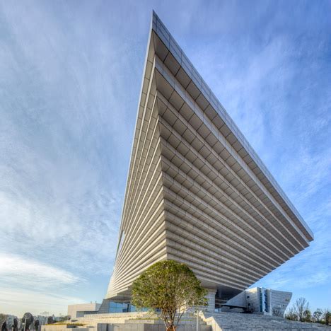 Qujing History Museum has a roof shaped like a staircase