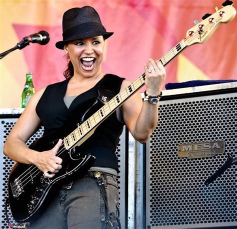 Rhonda Smith (Canada) | Female guitarist, Bass guitarist, Learn bass guitar