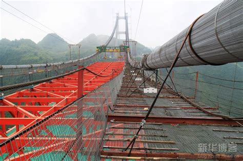 Aizhai Bridge in Jishou, West Hunan Province under construction, height 330m, length 1176m ...