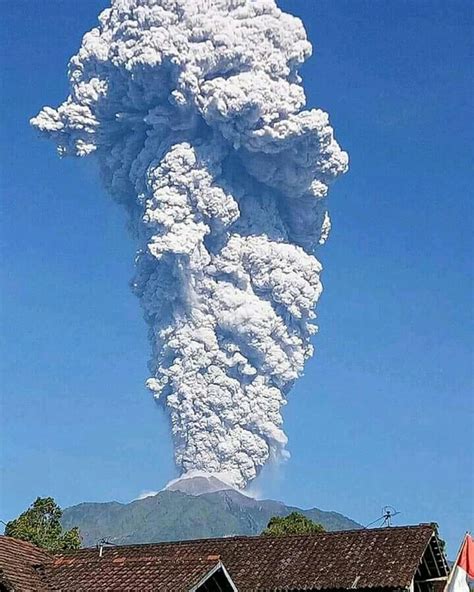 “Merapi volcano erupts sending plume of ash 11.6 km (38 000 feet) above ...