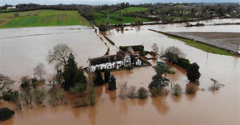 Great Britain: Man builds wall to protect his house from flooding