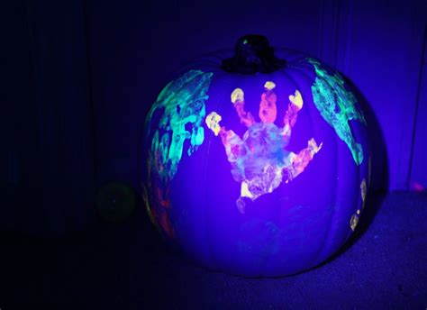 Pumpkin Handprint DIY | Glow in the Dark Pumpkins - Bunny's Garden