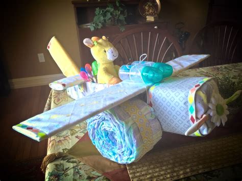 This airplane diaper cake turned out great! The tutorial I found on ...