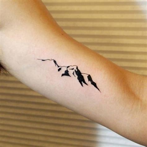 Résultat de recherche d'images pour "tattoo mountains" | Mountain tattoo simple, Trendy tattoos ...