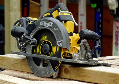 Cordless Miter Saw Comparison: DEWALT vs CRAFTSMAN - Learn Woodworking Now!