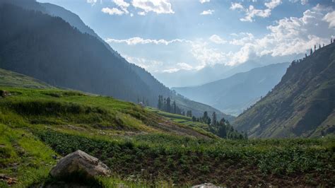 Best Naran Kaghan Tour Packages [2024] | Family Friendly [Private]