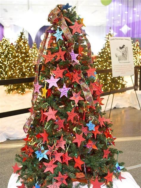 22 Best Outdoor Christmas Tree Decorations and Designs for 2017