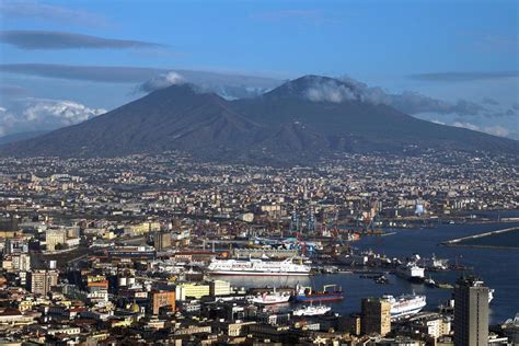 'Very dangerous' supervolcano under Naples showing signs of reawakening ...