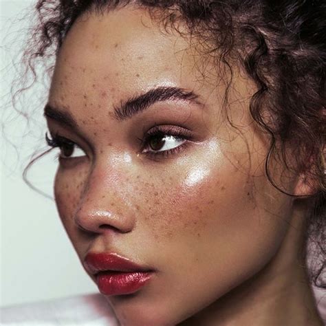 4 Makeup Looks That Flawlessly Complement Freckles - Brit + Co