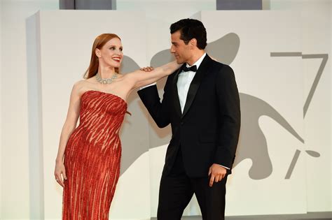 Oscar Isaac Gave a Bizarre Explanation For His Viral Red Carpet Moment ...