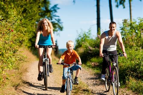 Familia andar en bicicleta para el deporte | Foto Premium