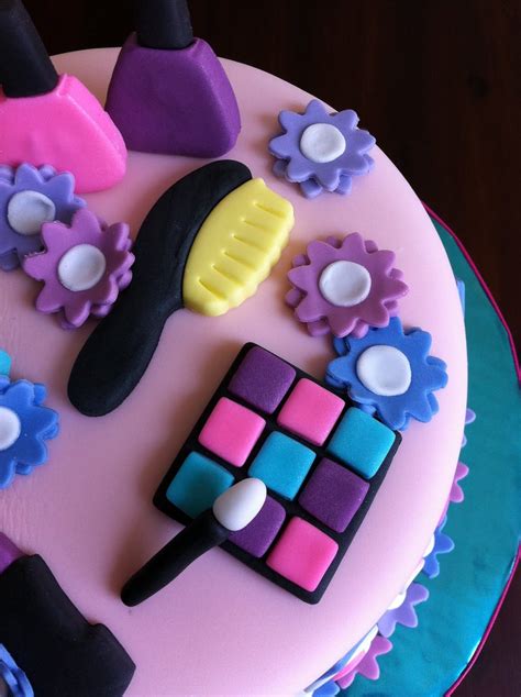 Totally love this design | Tortas de cumpleaños para niñas, Tortas de maquillaje, Pastel cosmeticos