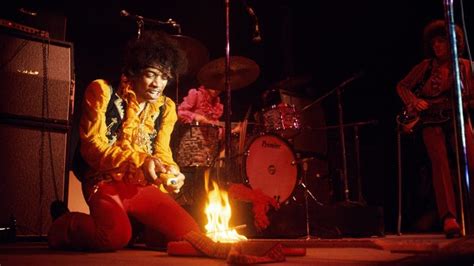 The Truth About The Day Jimi Hendrix Set Fire To His Guitar – Rock Pasta