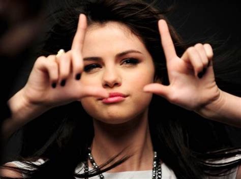 selena - selena gomez falling down Photo (24104108) - Fanpop