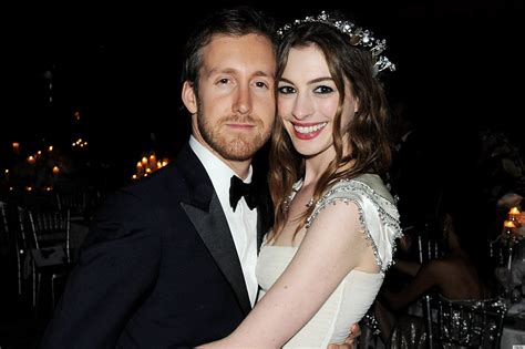 Anne Hathaway Wedding Dress: The Actress Weds In Gauzy Valentino (PHOTO ...