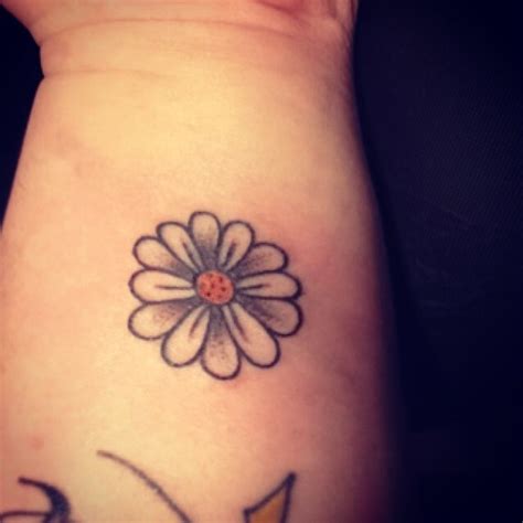 23 Daisy Flowers Wrist Tattoos