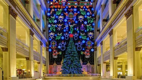 The massively enjoyable Macy's Christmas Light Show glows at Macy's ...