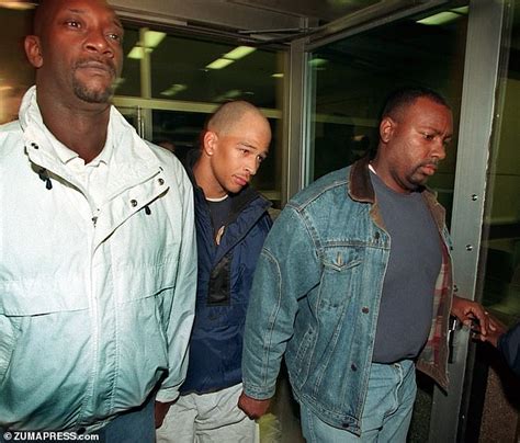 Ex-NFL star Rae Carruth gets APPLAUSE as he's freed from prison | Daily Mail Online