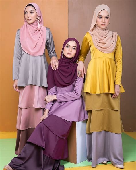 Gambar mungkin berisi: 4 orang, orang berdiri Hijab Fashion, Women's Fashion, Batik Kebaya ...