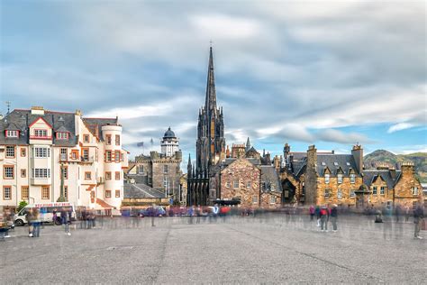 The Royal Mile in Edinburgh - The Busiest Street in Edinburgh's Old ...