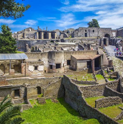 Pompeii and Herculaneum ruins excursion by Gianpiero Fiorentino