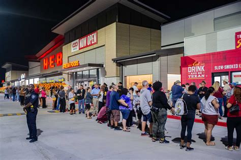 H-E-B's new Manvel store draws massive line of shoppers. See photos