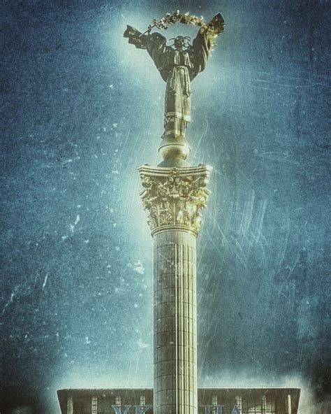 Independence Monument in Kiev Stock Photo - Image of holding, rose: 89627836