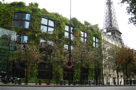 The Museé du Quai Branly in Paris Boasts a Lush 650-foot Green Wall by ...