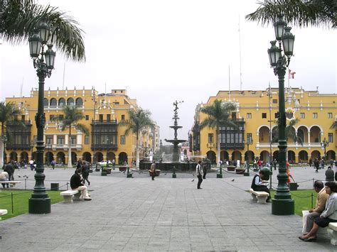 File:Square in Lima Peru 01.jpg - Wikimedia Commons