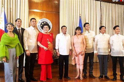 'Back in Malacanang': Marcoses all smiles while posing by late dictator ...