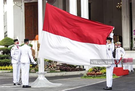 Hikers pack Mount Bawakaraeng on Indonesia's Independence Day | New Straits Times | Malaysia ...