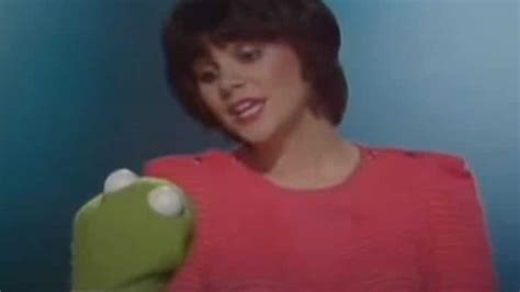 Linda Ronstadt Sings 'When I Grow Too Old to Dream' With Kermit The Frog