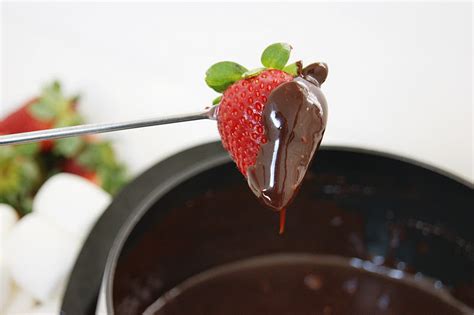 Toblerone Dark Chocolate Honey-Almond Fondue – Kosher Recipes | OU Kosher Certification – OU ...