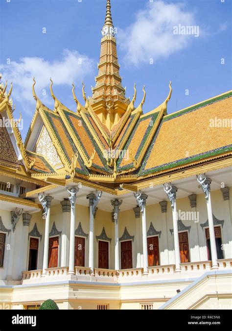 royal palace in phnom penh Stock Photo - Alamy