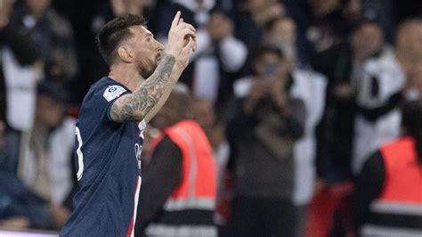 Lionel Messi video: PSG star plays amazing no-look pass to Neymar