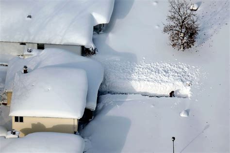 Heavy Snow Keeps Falling in Buffalo Area, Straining Nerves and Roofs - The New York Times