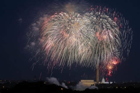 Crowds flock to National Mall for ‘Salute to America’ fireworks - WTOP News